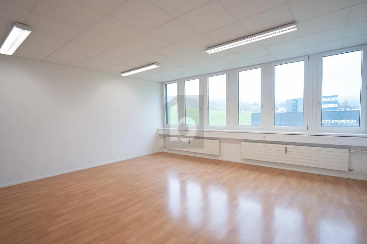 Modernes Büro mit Gartenpark - Foto 5 von 6