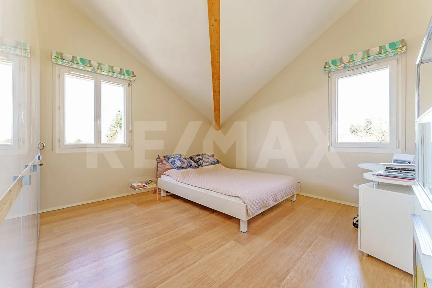 With large communal park, superb apartment - Photo 11 of 13