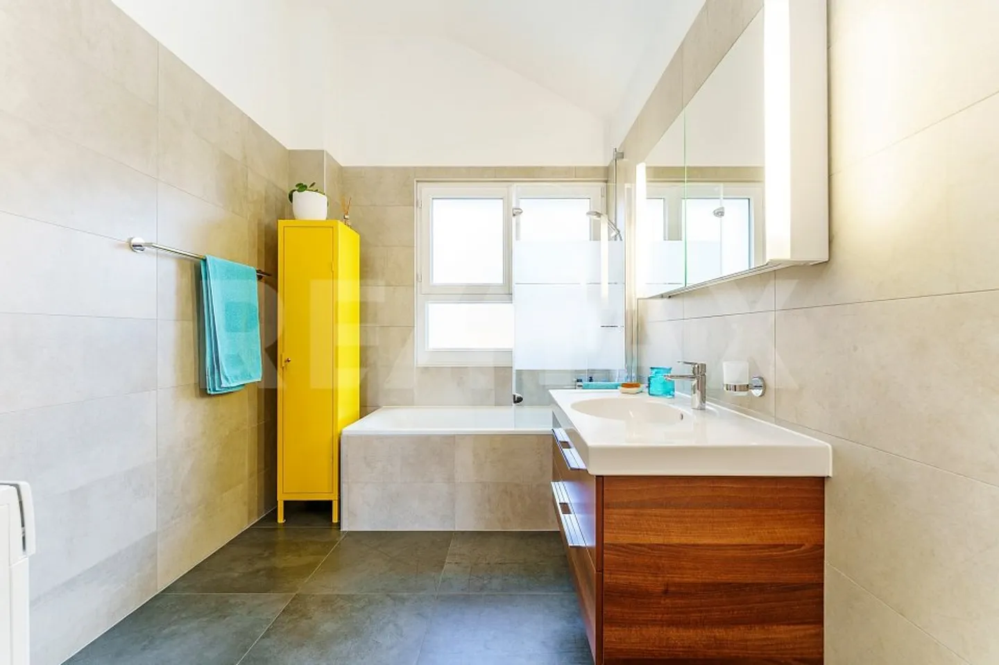 With large communal park, superb apartment - Photo 13 of 13