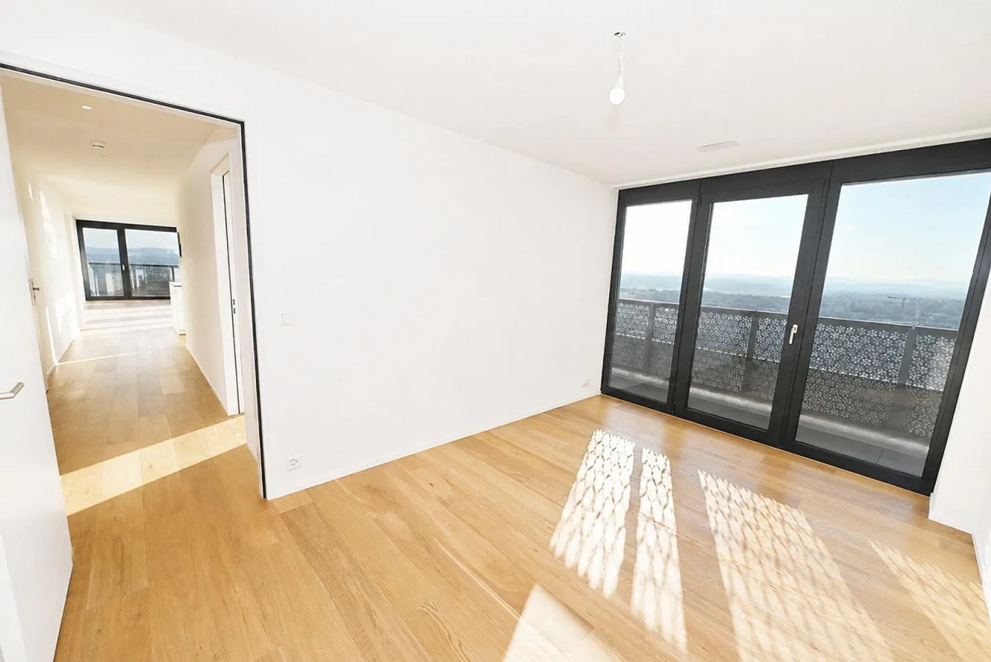 Exclusive 4.5-Room Apartment - Photo 10 of 12