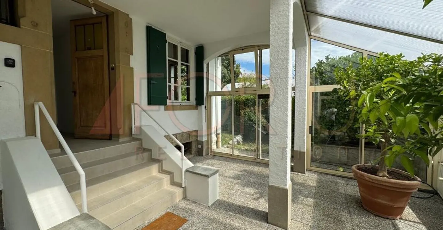 Elegantes Einfamilienhaus mit Garten - Foto 1 von 9