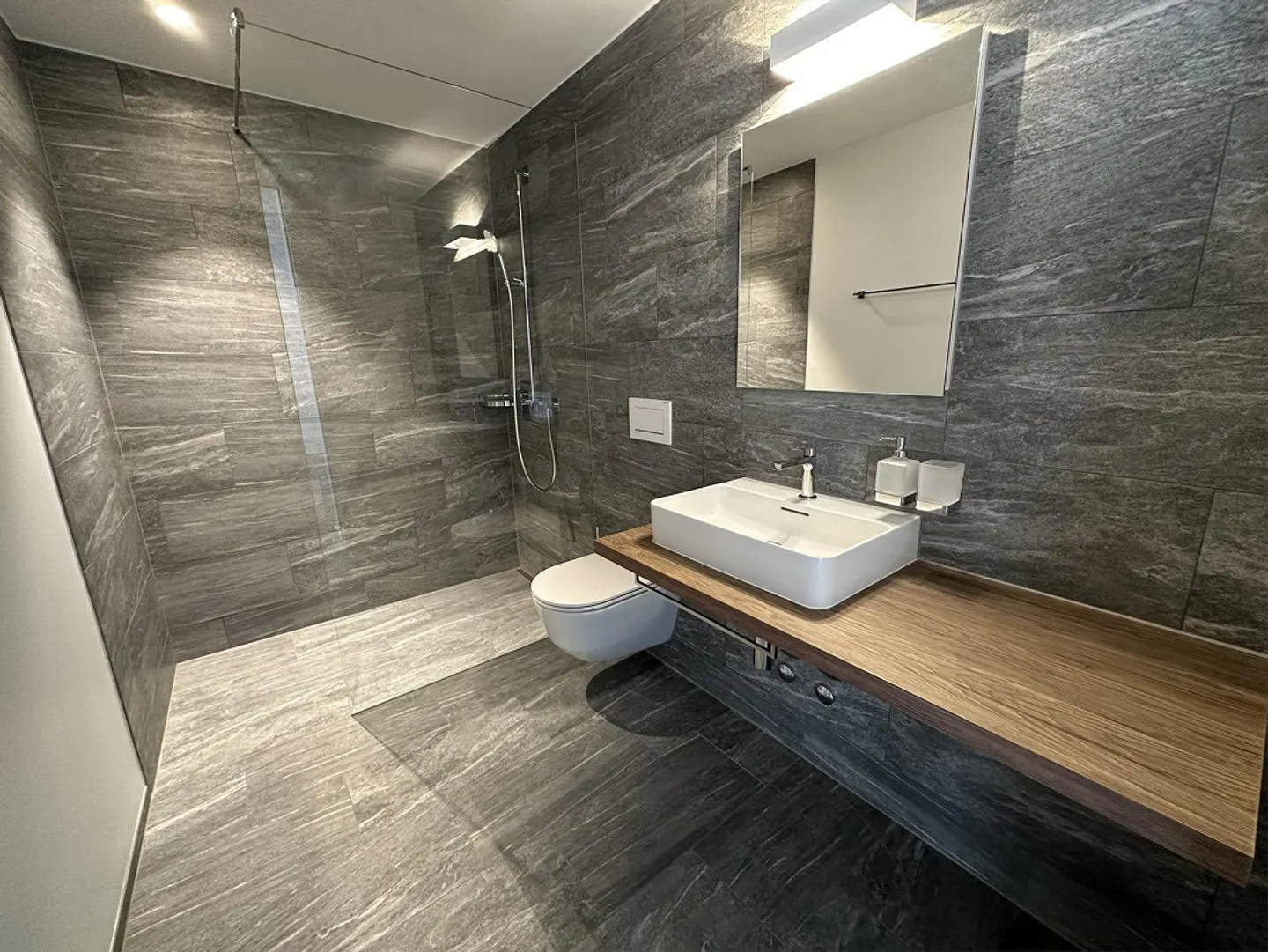 Moderne 4.5-Zimmer-Neubauwohnung an Toplage - Foto 7 di 8