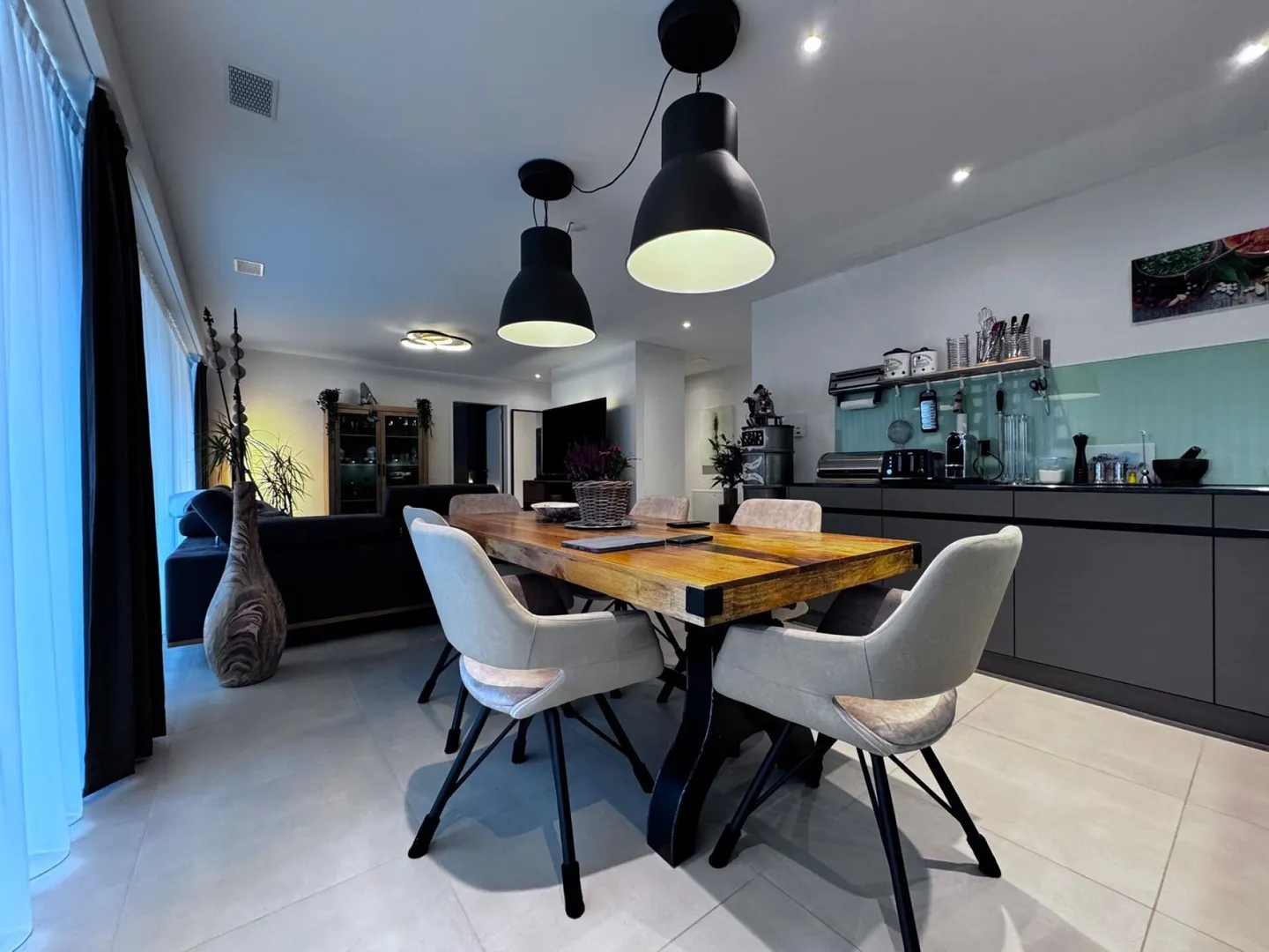 Appartamento attico esclusivo e moderno di 3,5 locali con grande terrazza e lavatrice - Foto 2 di 14