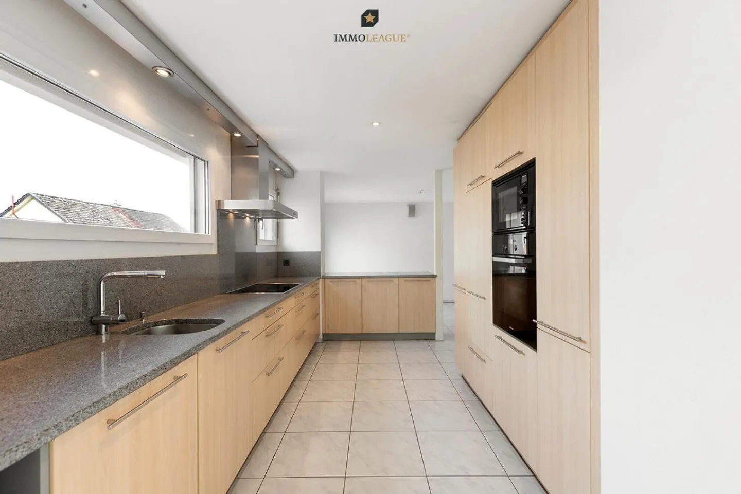 Spacious and Comfortable in a Central Prime Location. - Photo 4 of 15