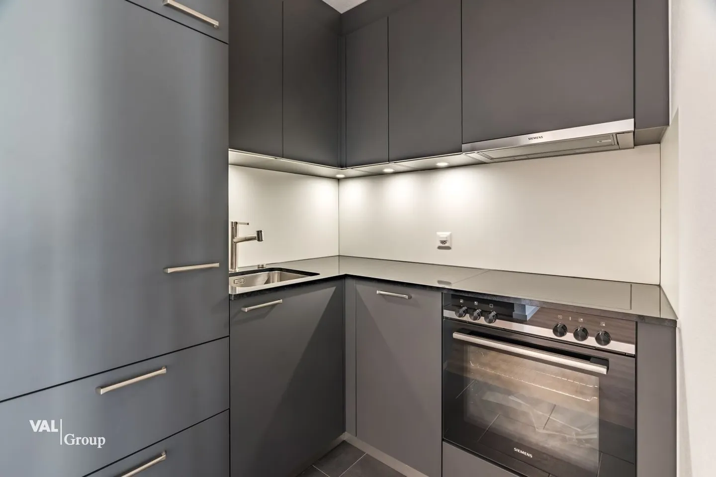 Appartement 2.5 pièces entièrement rénové au cœur de Visp - moderne, central et prêt à emménager - Photo 3 sur 12