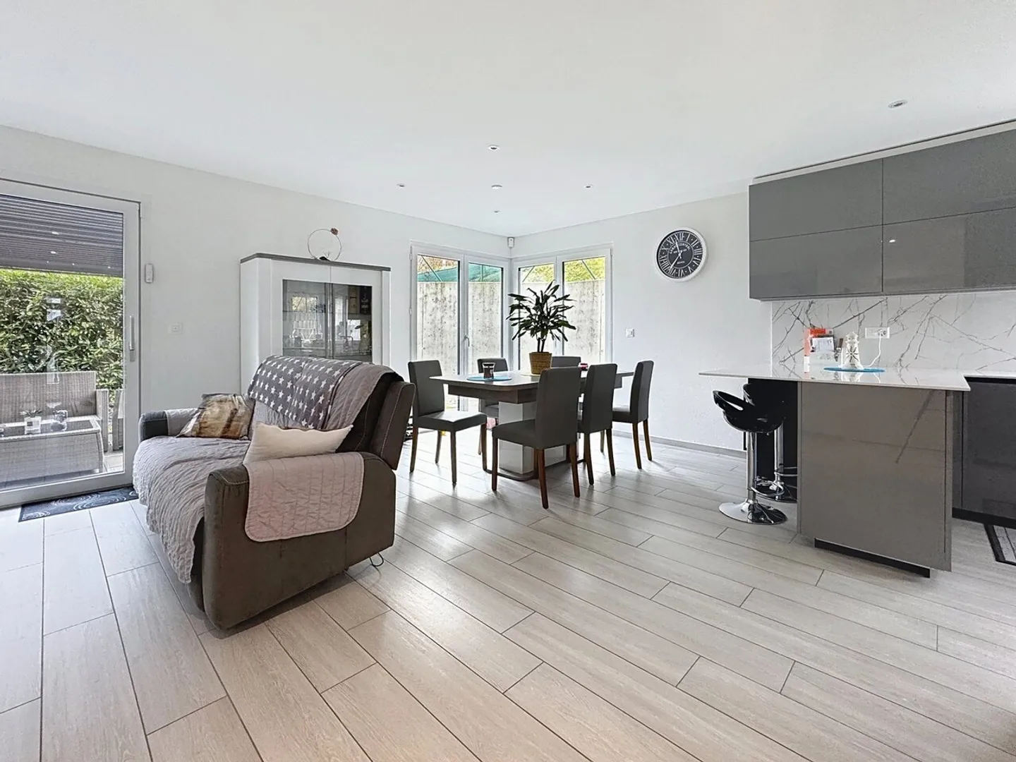 Neuere Triplex-Villa - Foto 1 von 13