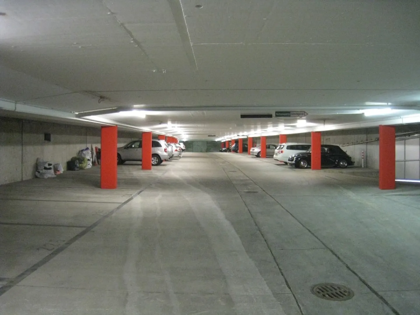 Rent parking space with e-mobility option in Jona - Photo 2 of 2