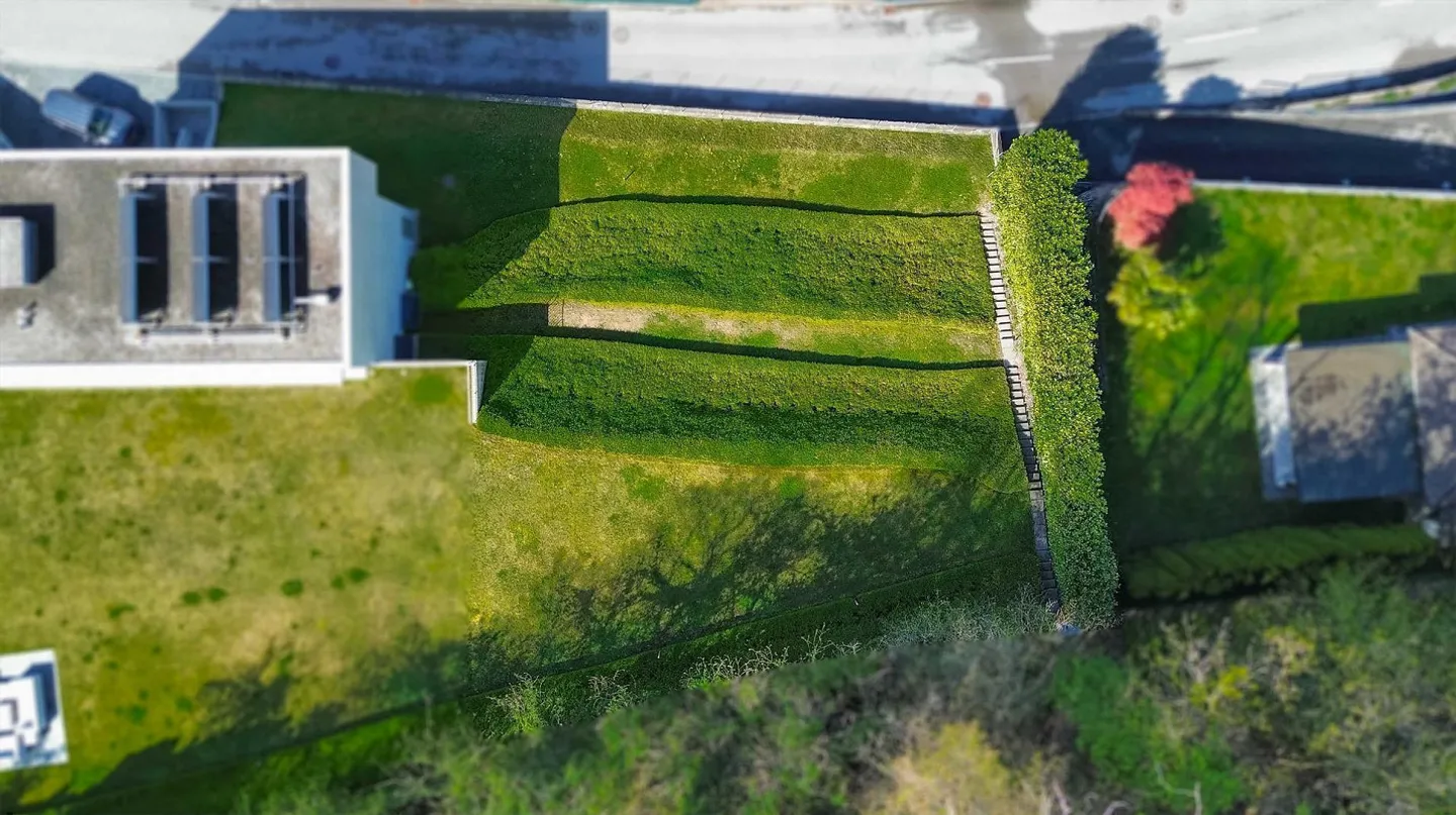 Porzione di terreno edificabile con vista lago a Rovio - Foto 1 von 6