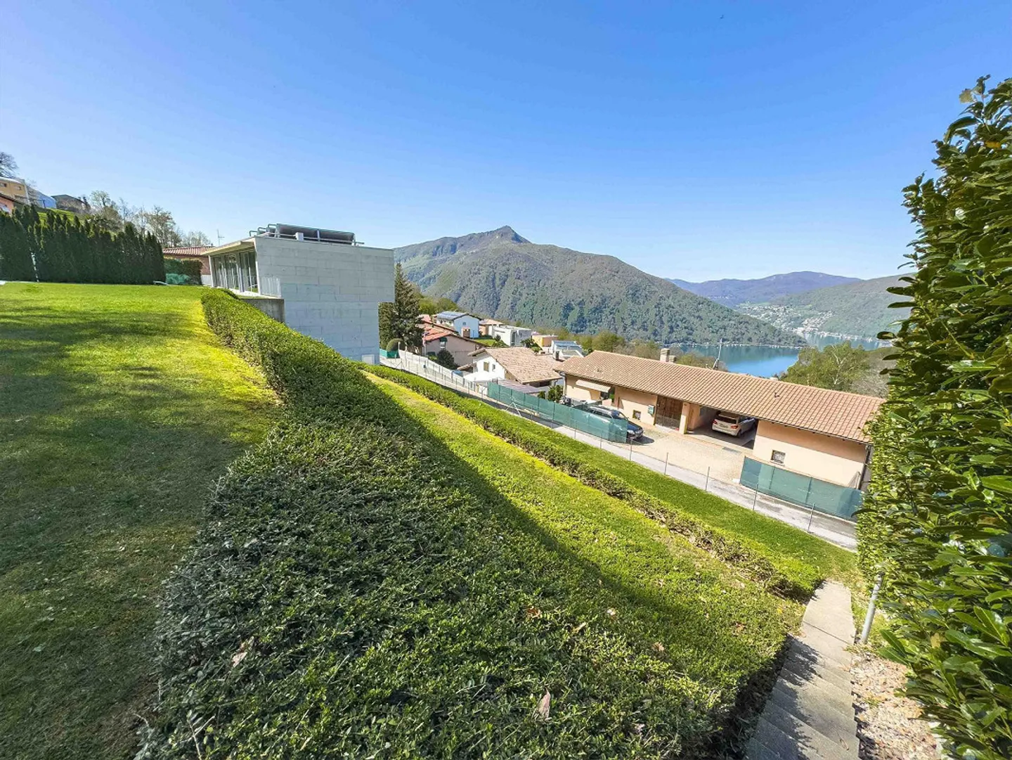 Porzione di terreno edificabile con vista lago a Rovio - Foto 2 von 6