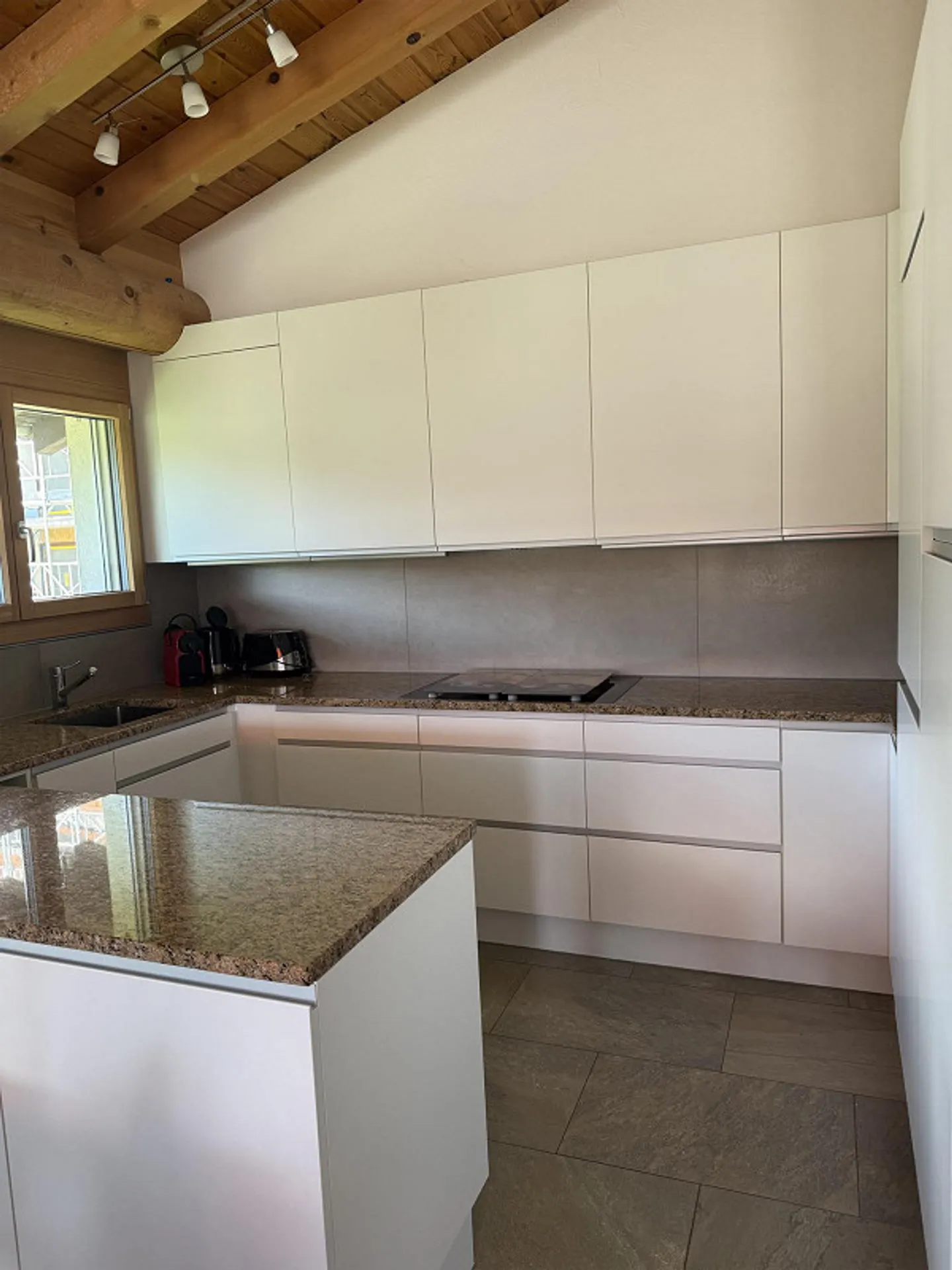 Beautiful 4.5-room attic apartment in Flims – furnished from December 1, 2026 - Photo 3 of 7