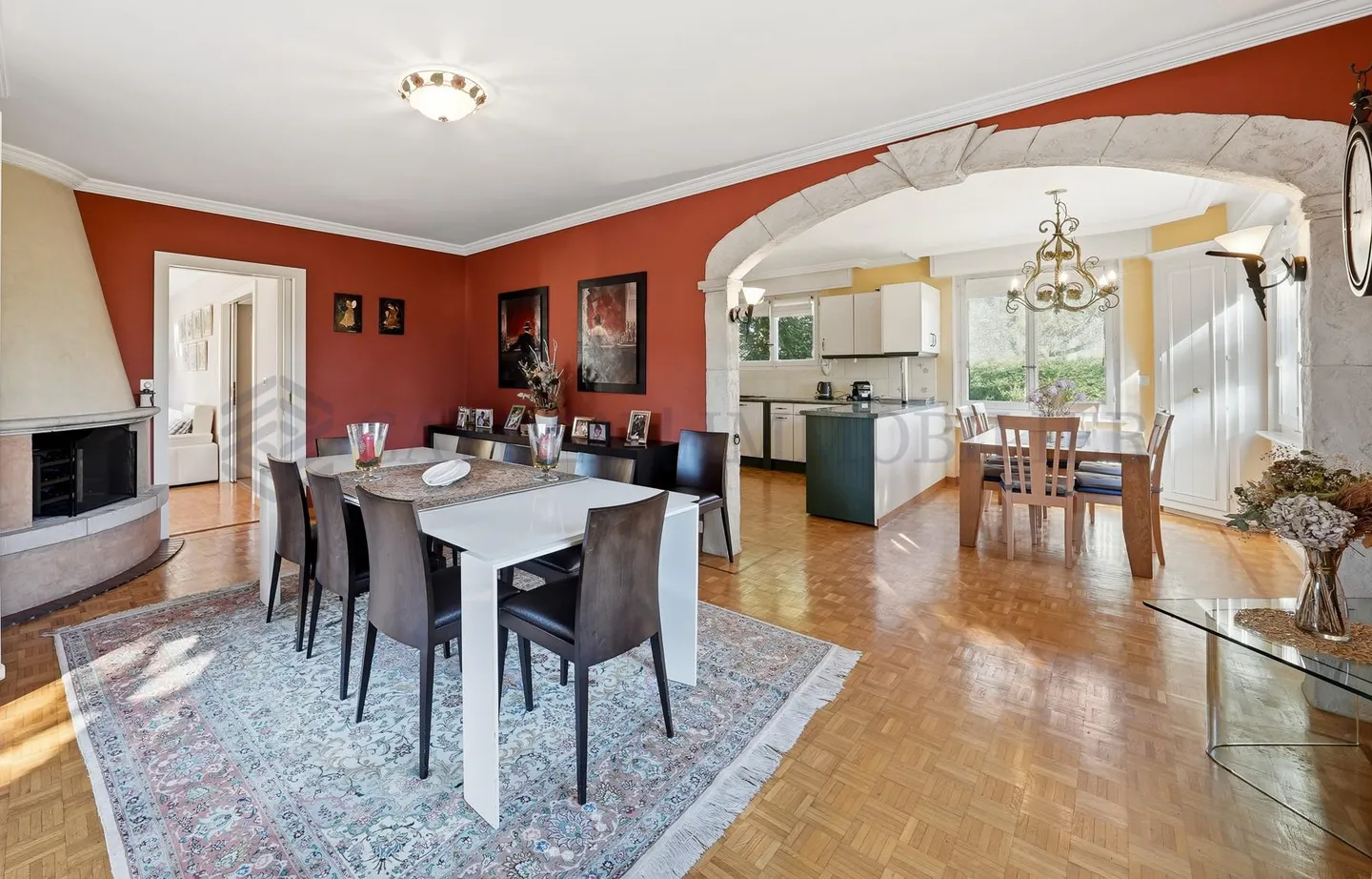 Individual villa with 6 bedrooms in a residential area - Photo 3 of 12