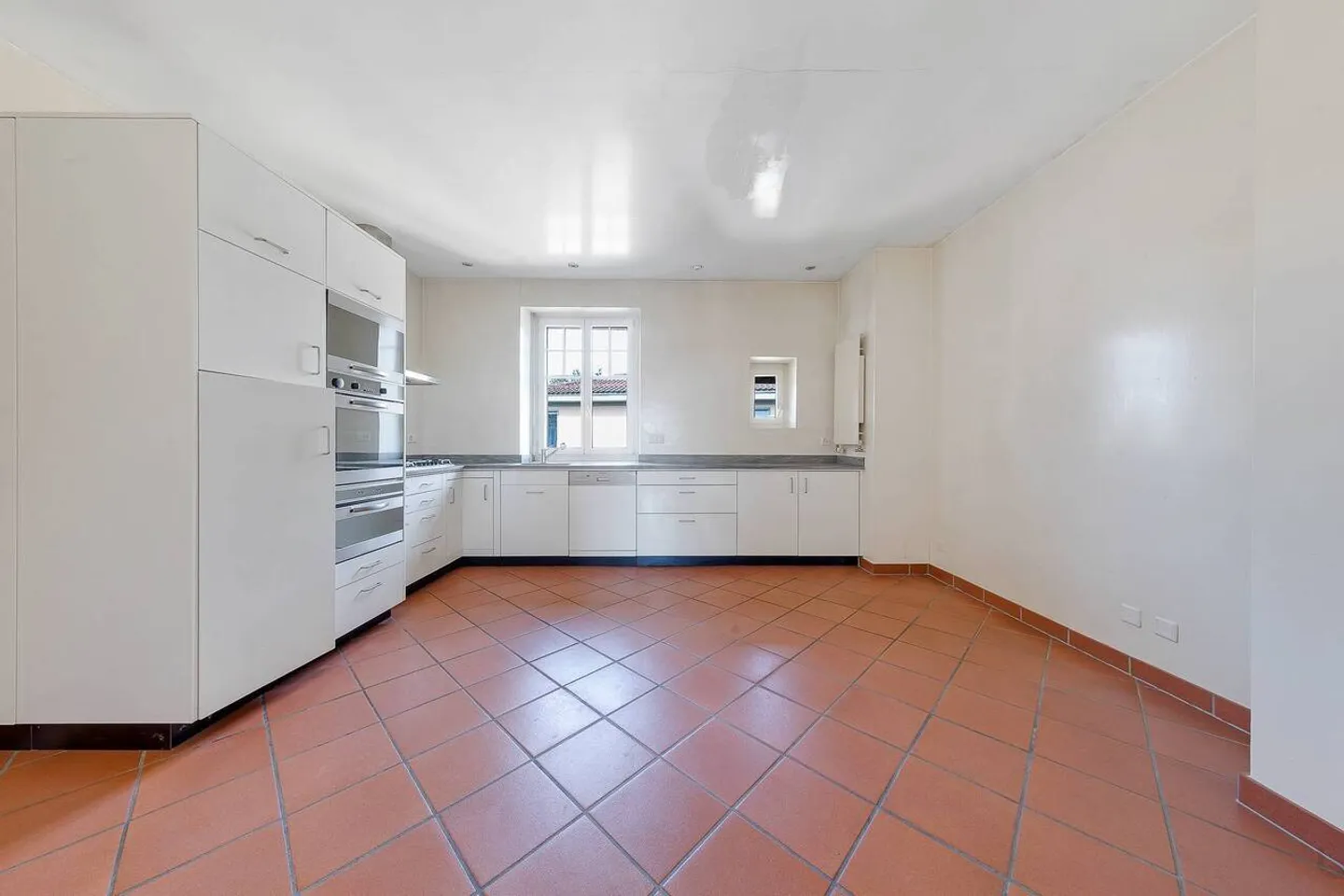 Exceptional 5.5-room apartment with 2 balconies on the top floor, just steps from Ouchy. - Photo 3 of 8