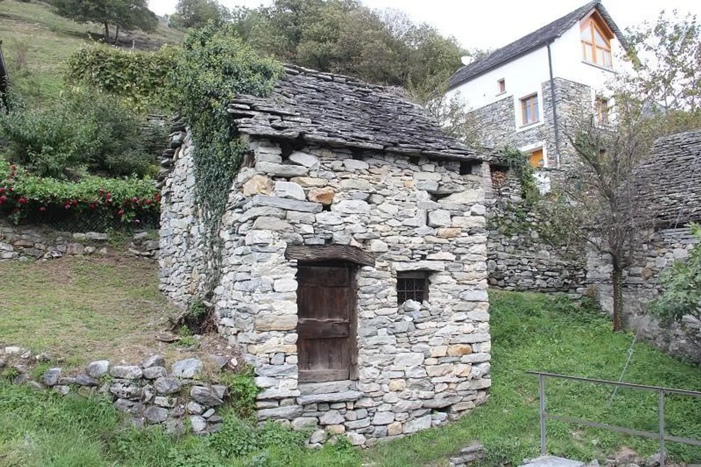 3 Rustici da ristrutturare con vista meravigliosa - Foto 9 di 12