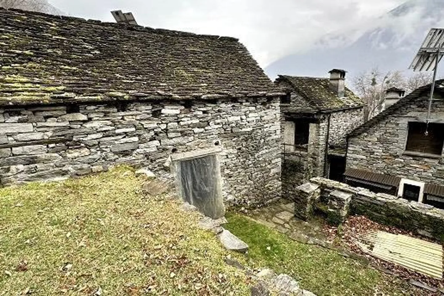 Rustico di 3 stanze da ristrutturare con giardino, molto tranquillo e soleggiato - Foto 1 di 22