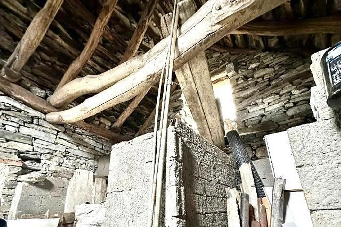 Rustico di 3 stanze da ristrutturare con giardino, molto tranquillo e soleggiato - Foto 3 di 22