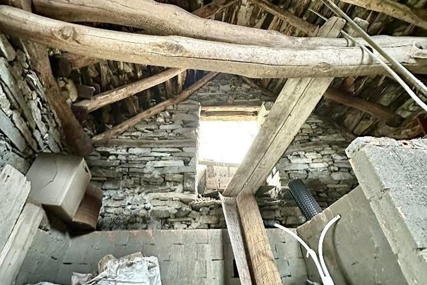 Rustico di 3 stanze da ristrutturare con giardino, molto tranquillo e soleggiato - Foto 4 di 22