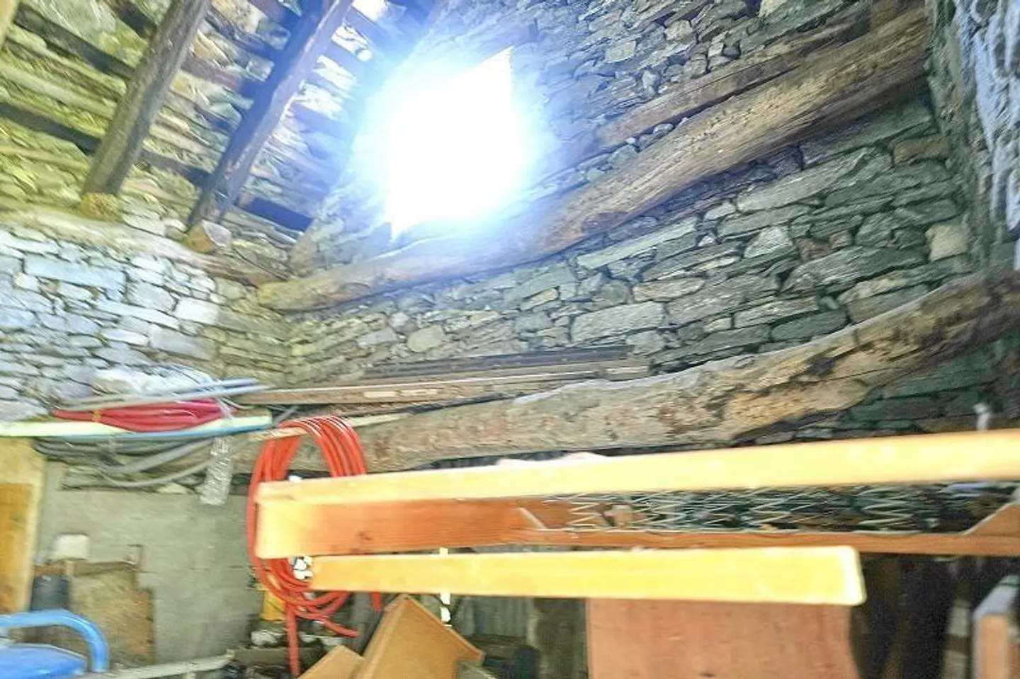 Rustico di 3 stanze da ristrutturare con giardino, molto tranquillo e soleggiato - Foto 2 di 22