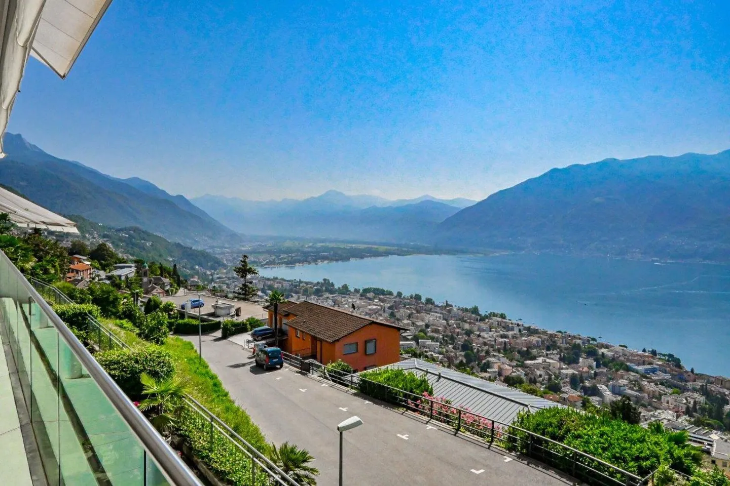 Moderno, luminoso e con fantastica vista panoramica sul Lago Maggiore / Modern, lichtdurchflutet und mit fantastischer Panoramasicht auf den Lago Maggiore - Foto 5 di 8