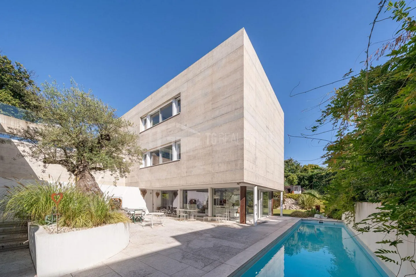 LUSSUOSA VILLA CON PISCINA E GIARDINO VICINO ALLA TASIS - Foto 2 von 30
