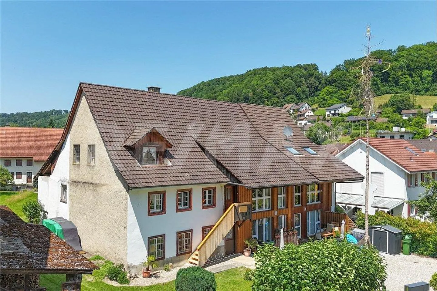 Propriété avec grange, dépendances et potentiel polyvalent à vendre à Hellikon - Photo 1 sur 13