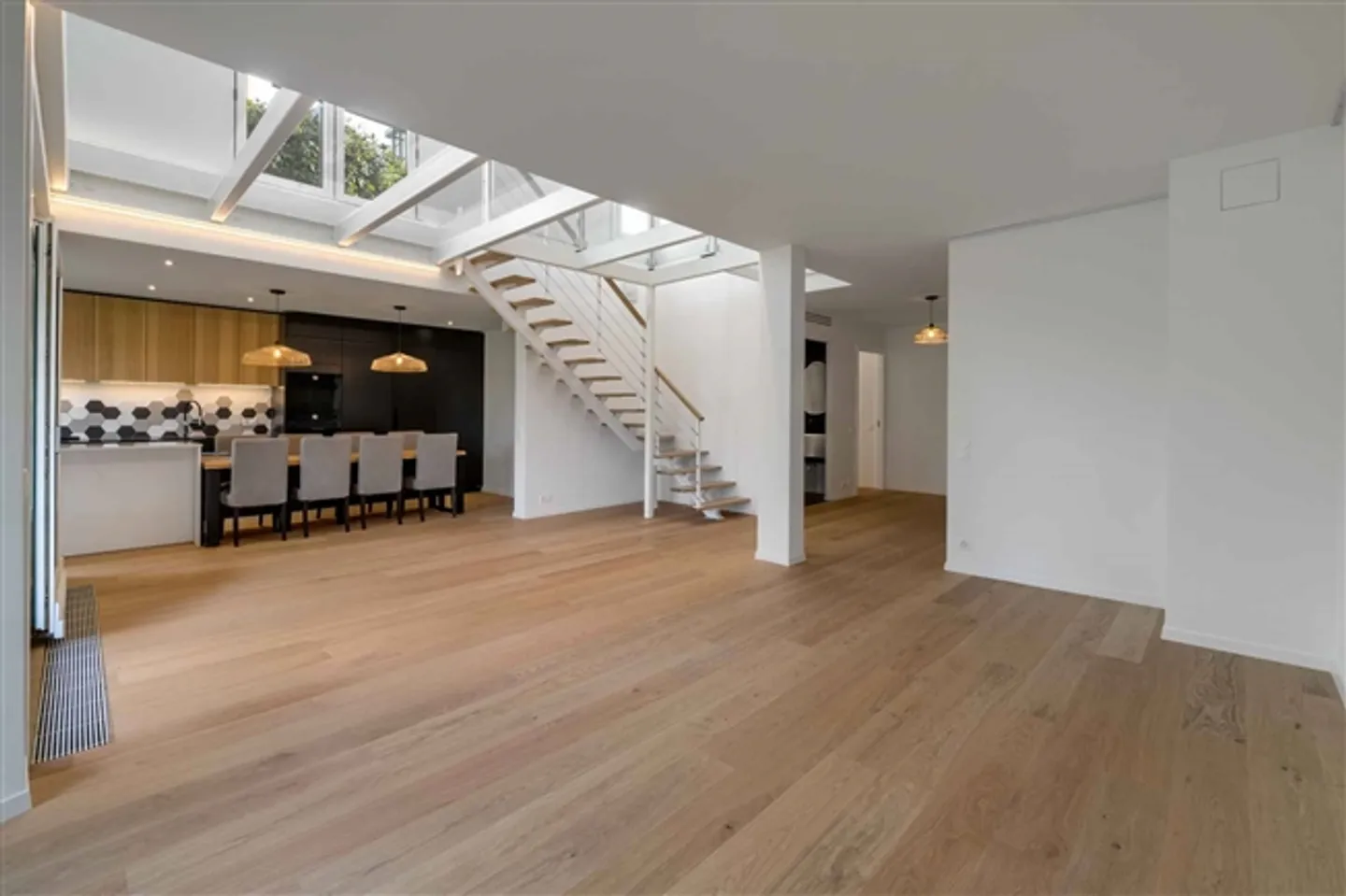 «Außergewöhnliches Duplex-Penthouse mit 100 m2 Terrasse - nur einen Steinwurf vom See entfernt» - Foto 3 di 13