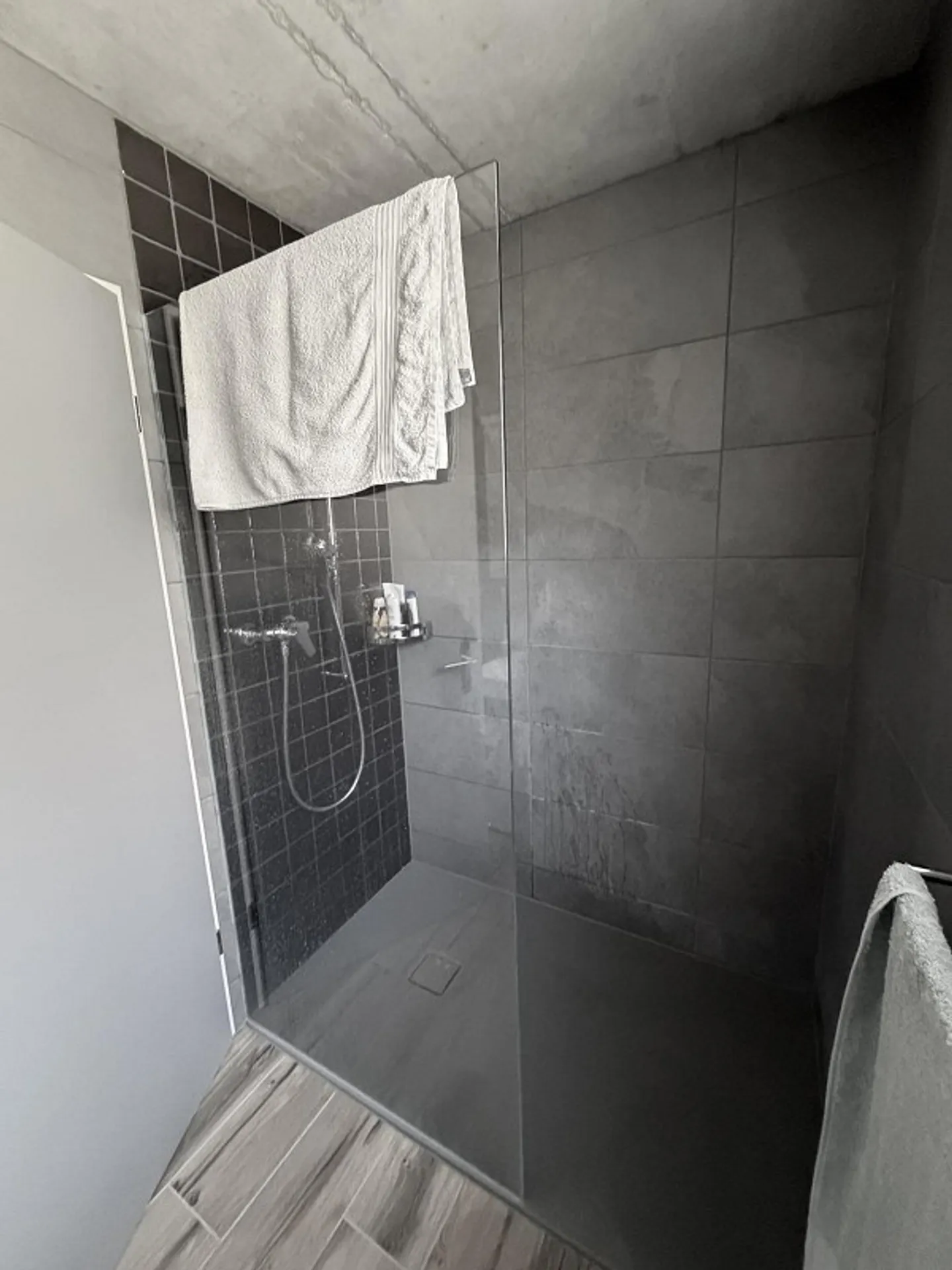 Helle Wohnung mit Pool - Foto 7 von 7