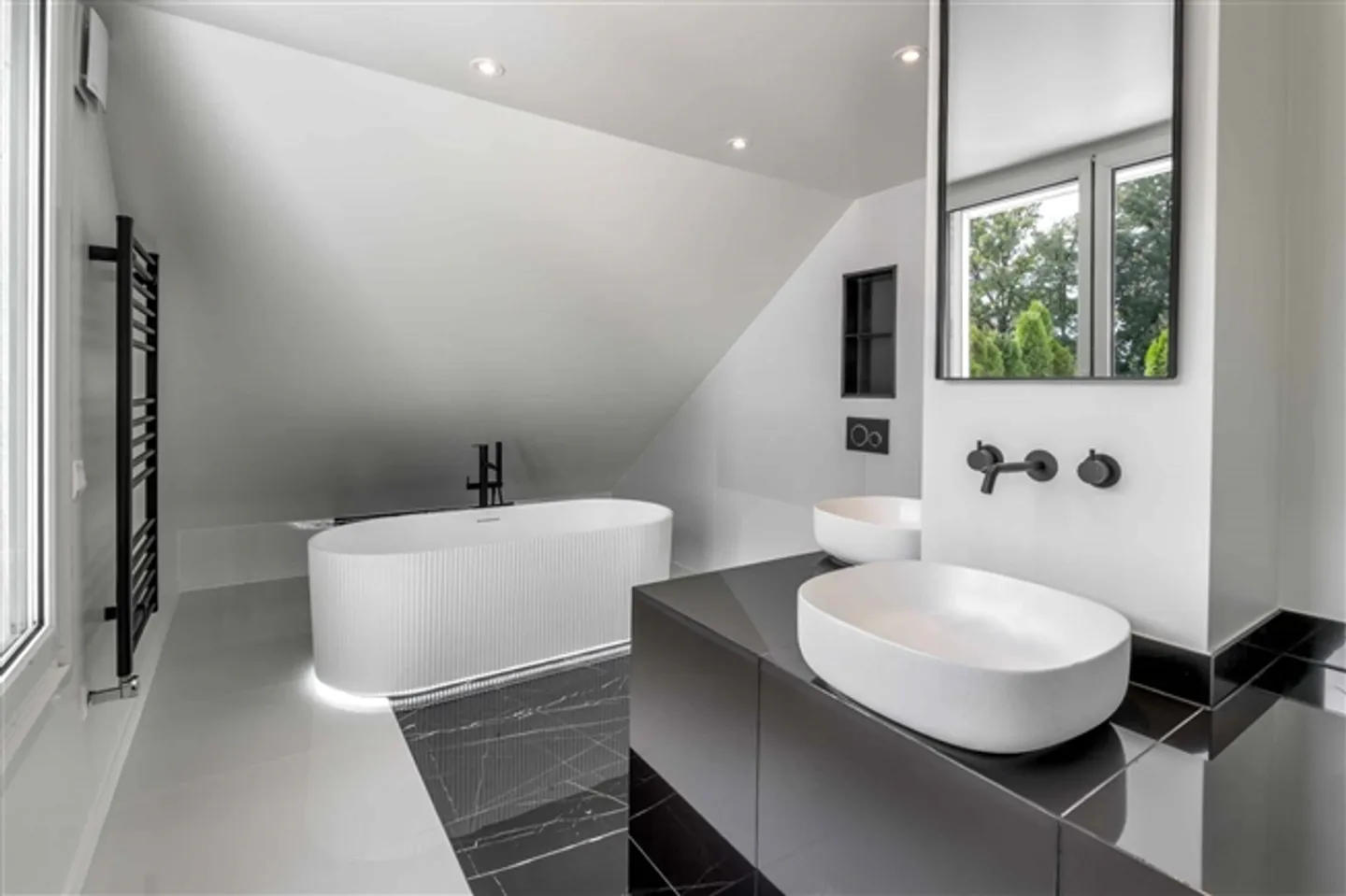 «Außergewöhnliches Duplex-Penthouse mit 100 m2 Terrasse - nur einen Steinwurf vom See entfernt» - Foto 11 di 13