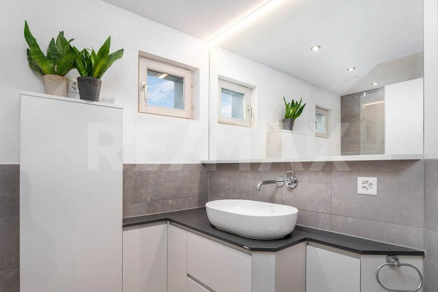 Very bright living spaces, renovated with sunny garden - Photo 13 of 13