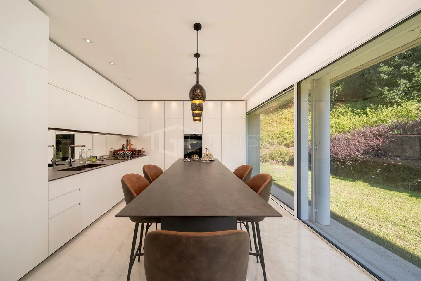 LUSSUOSA VILLA CON PISCINA E GIARDINO VICINO ALLA TASIS - Foto 7 von 30