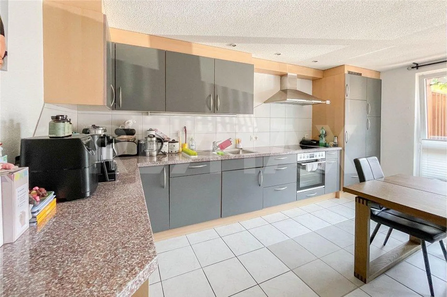 Propriété avec grange, dépendances et potentiel polyvalent à vendre à Hellikon - Photo 3 sur 13