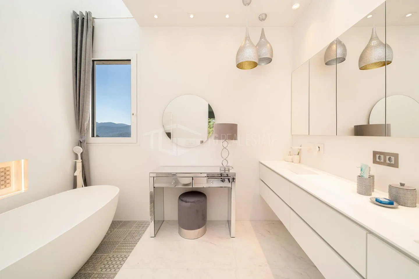 LUSSUOSA VILLA CON PISCINA E GIARDINO VICINO ALLA TASIS - Foto 22 von 30