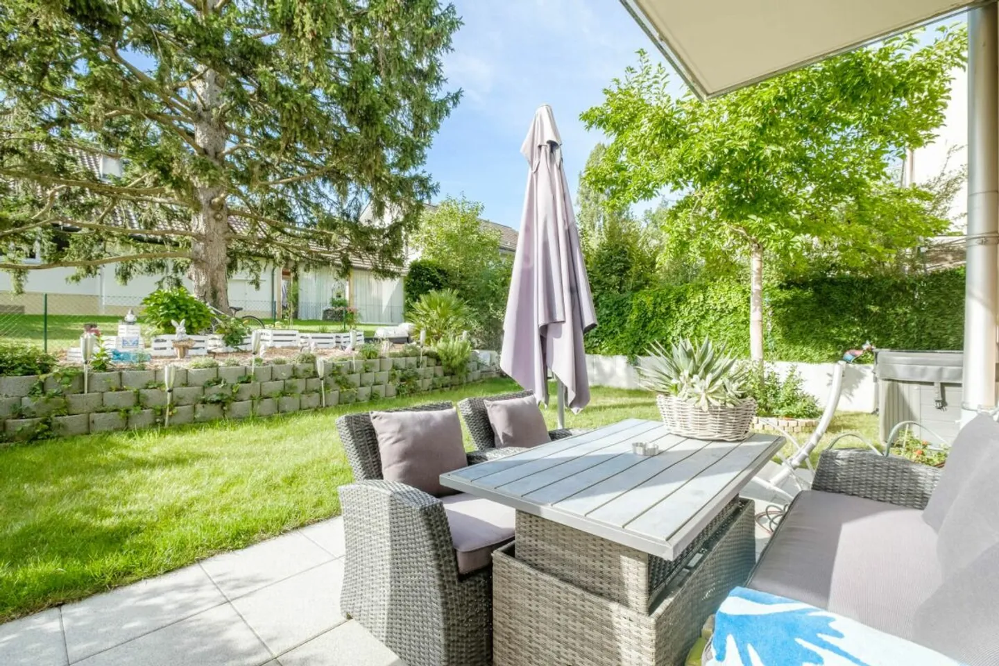 Row house for sale - Photo 1 of 7