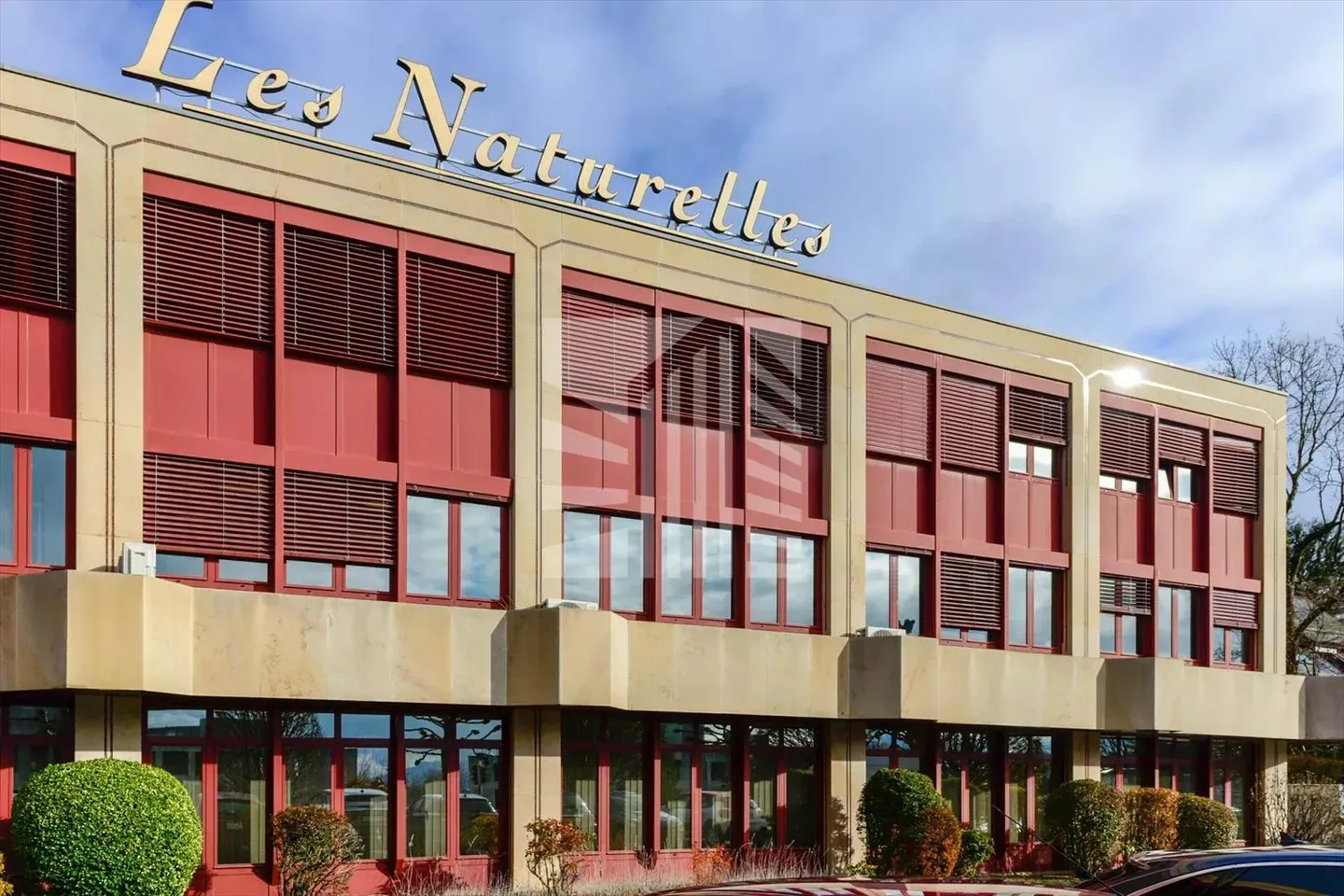 Spazio commerciale con 19 posti auto - Foto 1 di 13