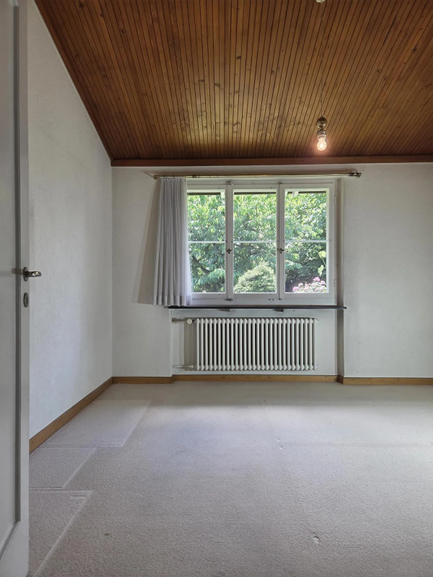 Charming Single-Family Home in a Quiet Location with Beautiful Rose Garden - Photo 10 of 16