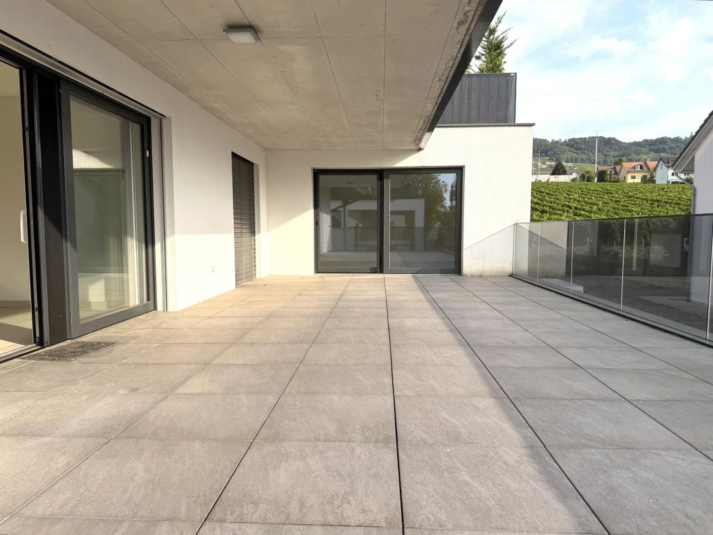 Geräumig und hell mit großer Terrasse - Foto 1 von 9