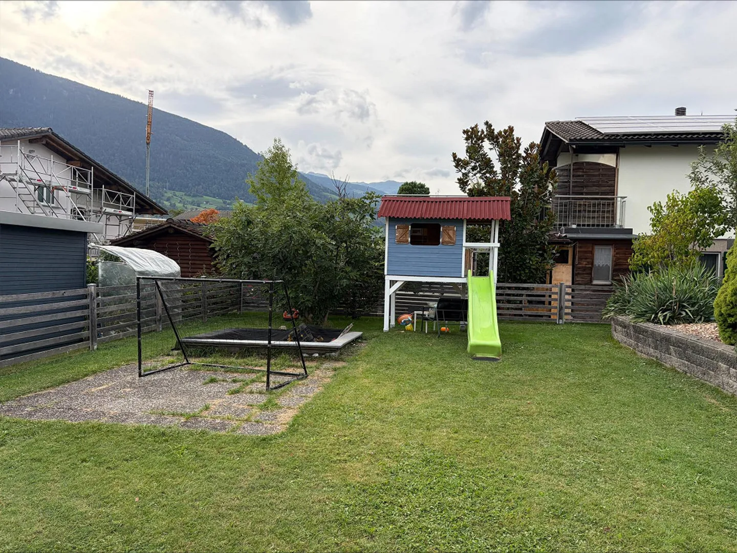 Charmantes Familienhaus mit Garten - Foto 2 von 6