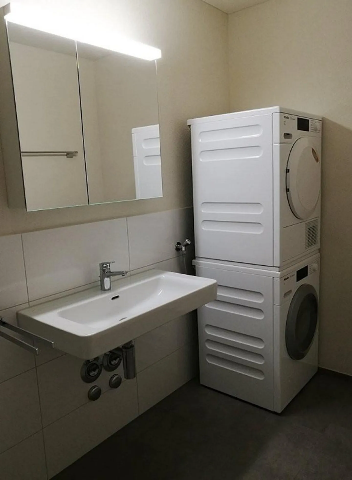 Wunderschöne moderne Wohnung - Foto 3 von 5
