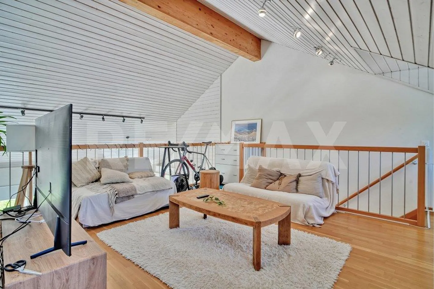 148 m², mezzanine, top floor: the kind of property that sells quickly - Photo 3 of 5