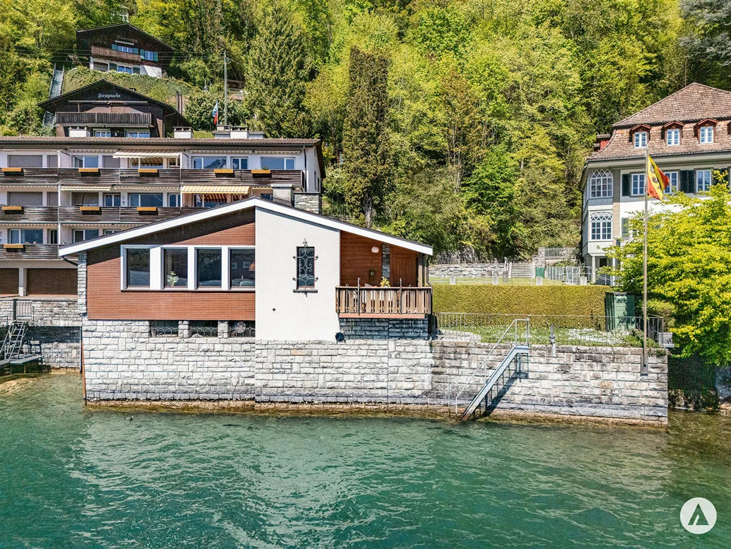 Occasione rara: un gioiello direttamente sul lago - Foto 2 di 13