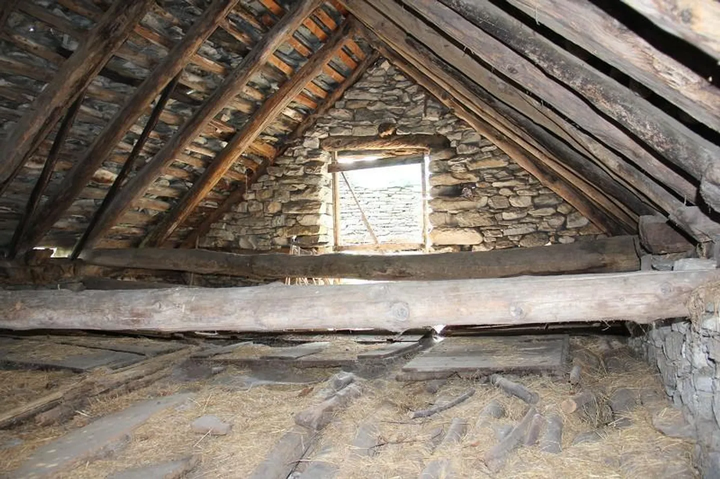 Rustico di 3 camere da ristrutturare con vista magnifica - Foto 2 di 9