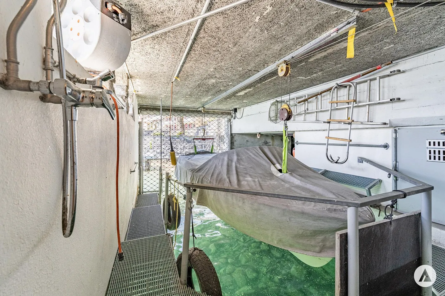 Occasione rara: un gioiello direttamente sul lago - Foto 11 di 13