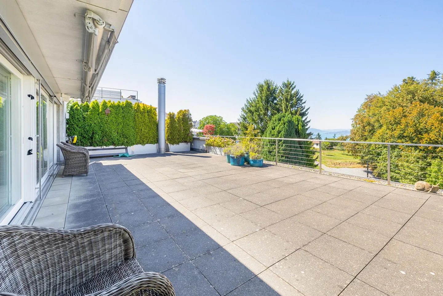 Enjoy the perfect interplay of nature and architecture - Photo 2 of 14