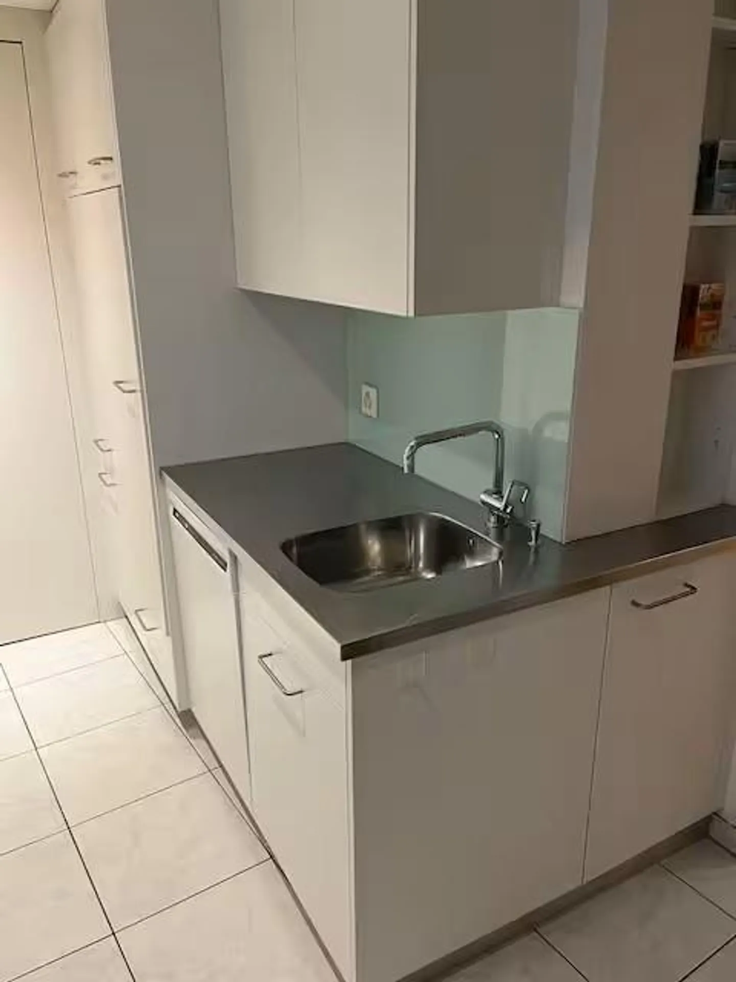 Camera tranquilla e lussuosa completamente attrezzata, come residenza e sede fiscale - Foto 9 di 13