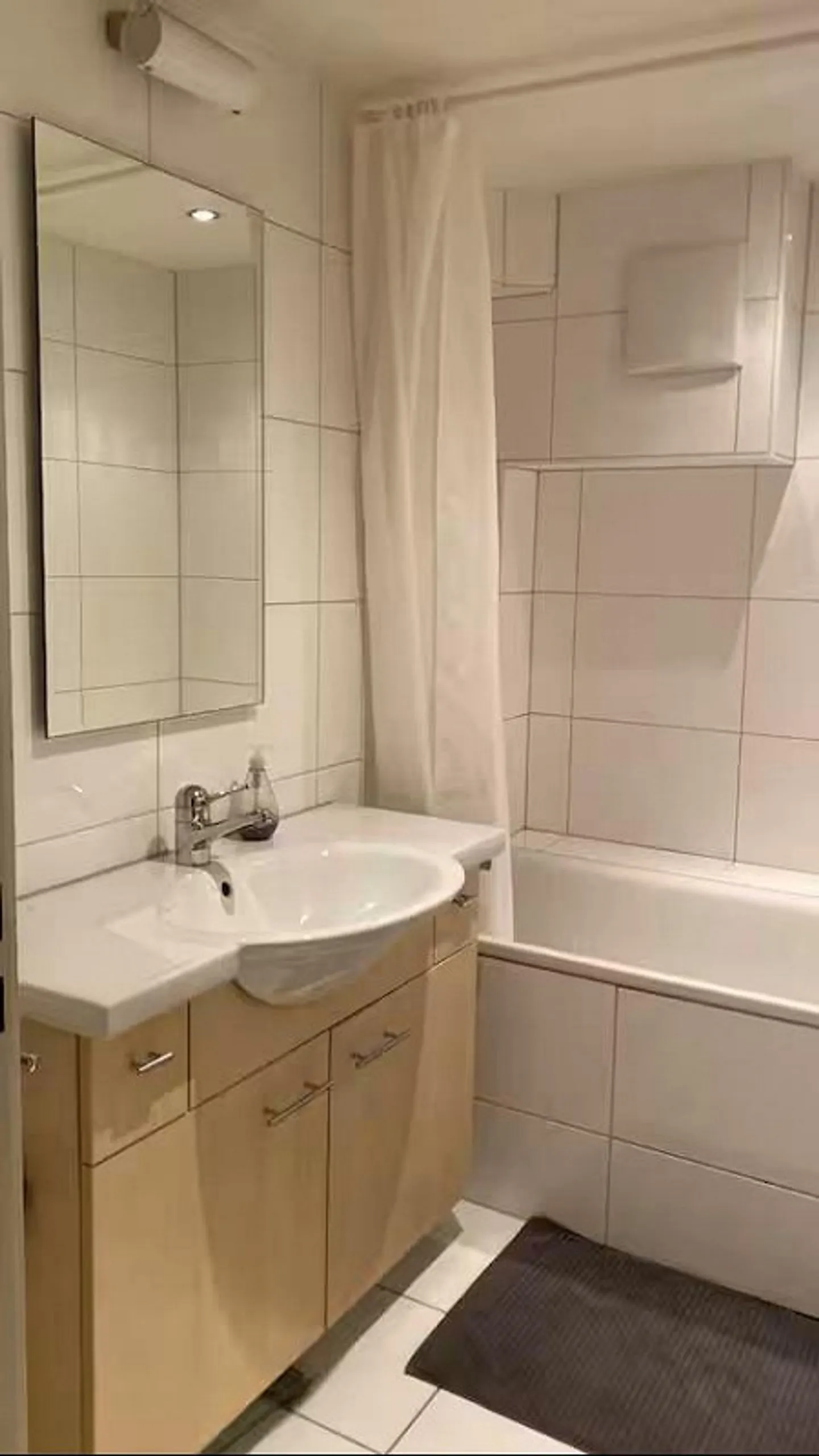 Camera tranquilla e lussuosa completamente attrezzata, come residenza e sede fiscale - Foto 10 di 13