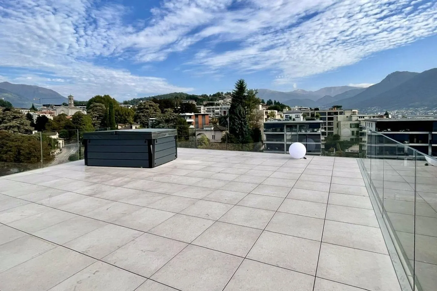 DIRECTTAMENTE DAL COSTRUTTORE - Nuovo attico con vista lago e terrazza sul tetto - Foto 19 di 25
