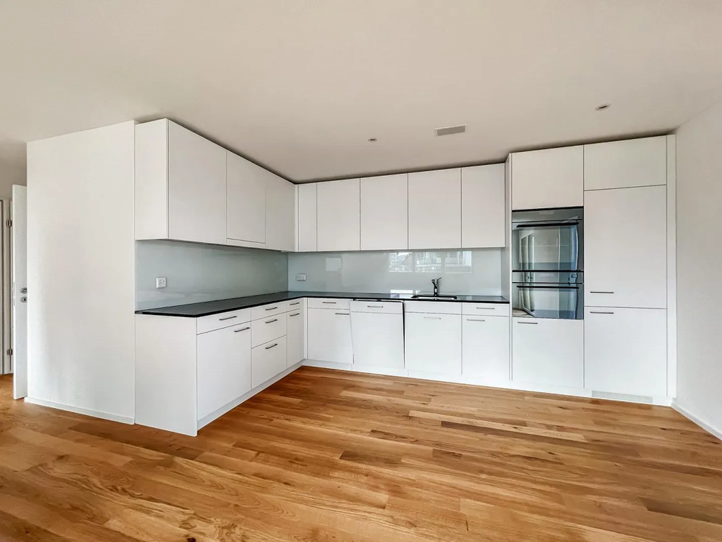 Modern seating apartment - Photo 2 of 9