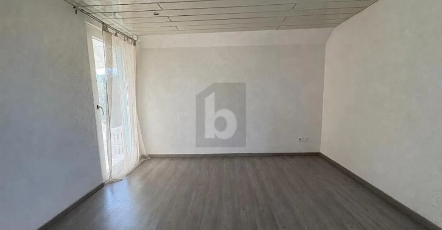 LARGE TERRACE IN A QUIET LOCATION - Photo 4 of 5
