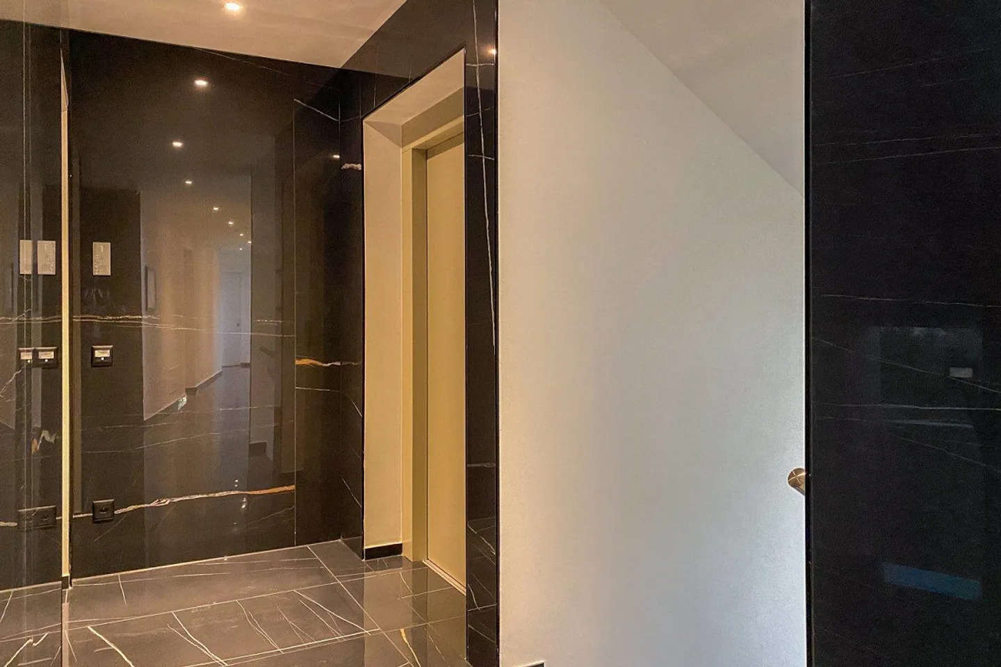 DIRECTTAMENTE DAL COSTRUTTORE - Nuovo attico con vista lago e terrazza sul tetto - Foto 21 di 25