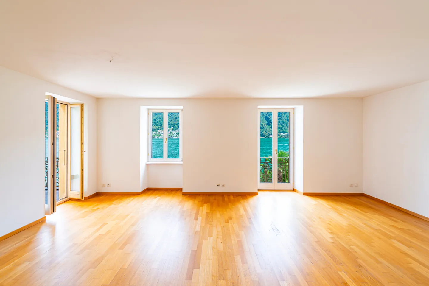 Typisches Tessiner Haus am Ufer des Morcote-Sees - Foto 4 von 21