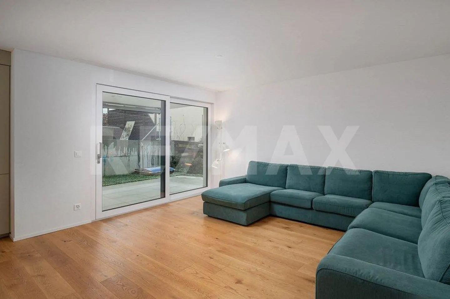 Maison jumelée moderne de 5,5 pièces avec véranda - Photo 4 sur 13